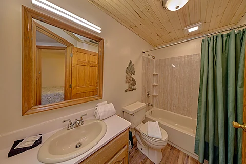 Rustic 5 Bedroom Cabin near Gatlinburg Sleeps 14 - Hearts Desire