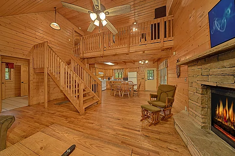 Spacious 2 Bedroom Cabin with WiFi  - Hemlock Hideaway