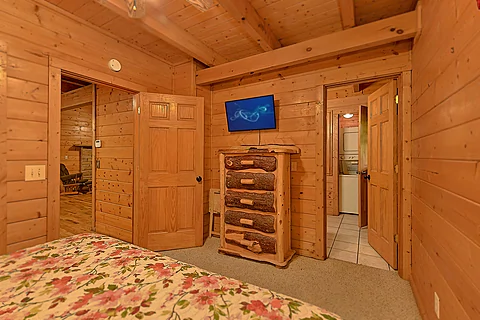 King Bedroom with WiFi and TV Sleeps 7 - Hemlock Hideaway