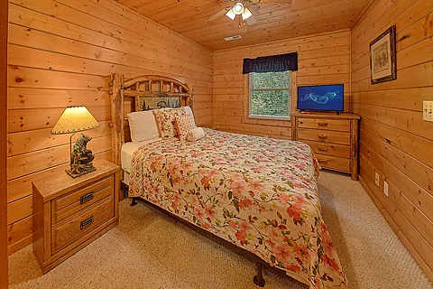 Two Bedroom Cabin with Queen Bed - Hemlock Hideaway