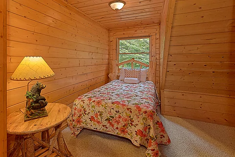 Large Bedroom with Queen and Twin Bed - Hemlock Hideaway