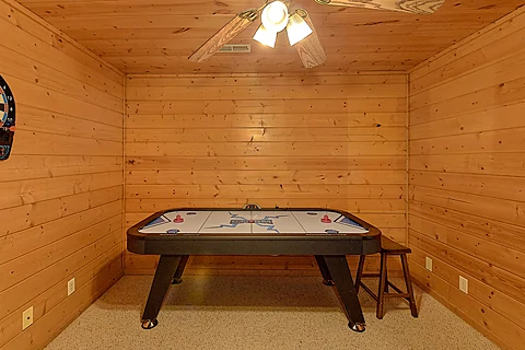2 Bedroom Cabin with Air Hockey Table - Hemlock Hideaway
