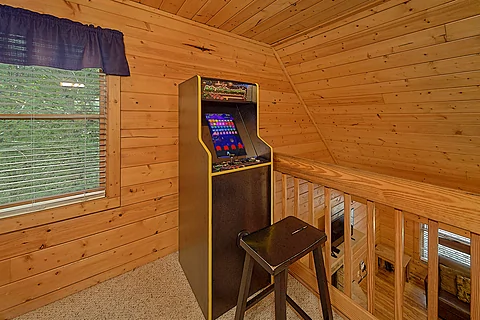 2 Bedroom Cabin with Air Hockey, Arcade, & Darts - Hemlock Hideaway