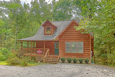 Smoky Mountain Two Bedroom Cabin near the Park - Hemlock Hideaway