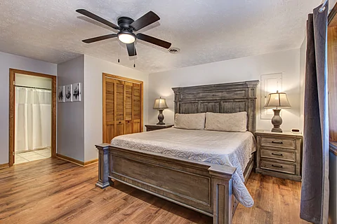King Bedroom with En-Suite Bathroom - Hilltop Haven