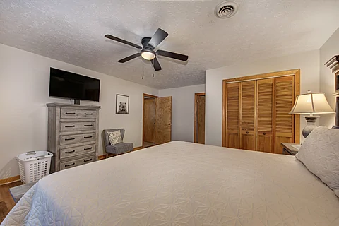 Smart TV and King Bed - Hilltop Haven