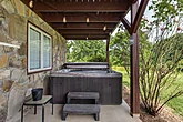 Cabin Near Dollywood wit Hot Tub and Fire Pit