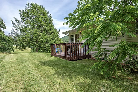 3 Bedroom with Yard Near Dollywood - Hilltop Haven