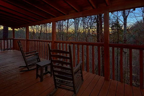 2 Bedroom cabin with wooded View from deck  - Just Barely Making It