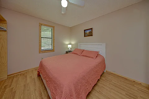 Spacious Queen Bedroom Sleeps 4 - Lakefront Serenity