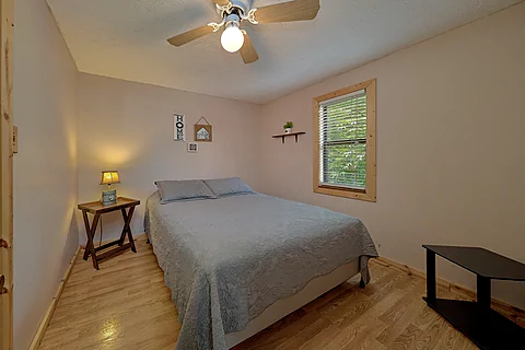 Queen Bedroom with WiFi Sleeps 4 - Lakefront Serenity