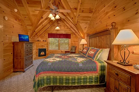 Cabin with Private King Bedroom - Lookin Up