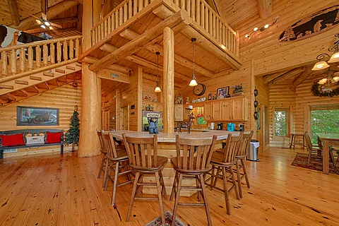 Spacious 3 bedroom cabin with large dining room - Luvin Logs Lodge