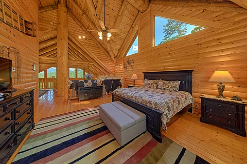 Luxury cabin with spacious master bedroom  - Luvin Logs Lodge