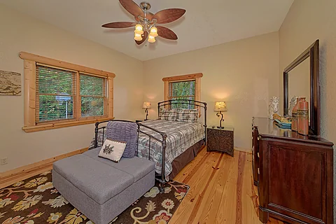 3 bedroom cabin with private queen bedroom - Luvin Logs Lodge