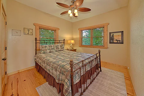 3 bedroom cabin with 2 queen beds and 2 baths - Luvin Logs Lodge