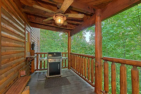 Rustic 3 bedroom cabin with grill and fire pit - Luvin Logs Lodge