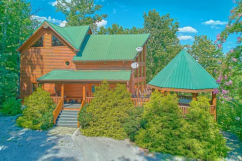 Private 3 bedroom luxury cabin with hot tub - Luvin Logs Lodge