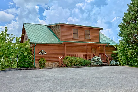 5 bedroom Gatlinburg cabin with flat parking - Majestic Point Lodge
