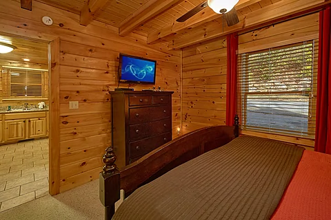 King Bedroom with Flatscreen TV - Major Oaks