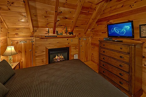 Master Bedroom with King Bed and Flatscreen TV - Major Oaks