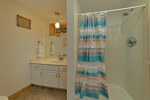 2 Bedroom with bathroom with a walk in shower - Misty Cove
