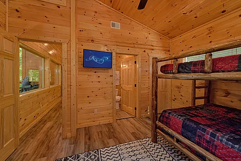 Queen Bunk Room with Cable TV Sleeps 8 - Misty Shadows Splash