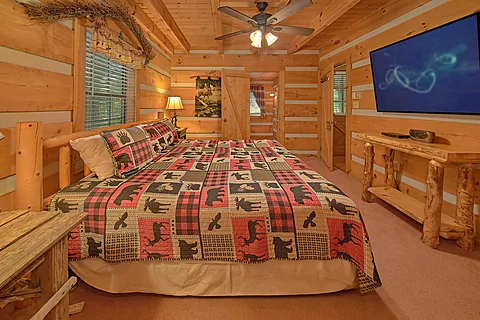 Spacious King Bedroom with TV Sleeps 4 - Moose Tracks