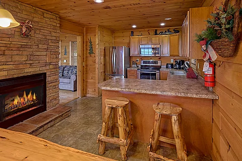 4 bedroom cabin with full kitchen and bar stools - Mountain Bearadise