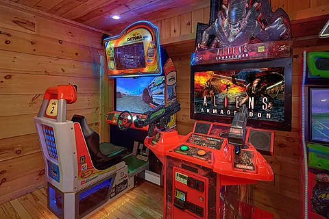 4 bedroom cabin with huge Arcade Game room - Mountain Bearadise