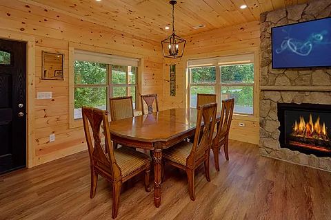 Dining room with fireplace in 3 bedroom cabin - Mountain Harmony