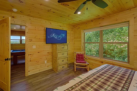 King bedroom with bath in 3 bedroom cabin - Mountain Harmony