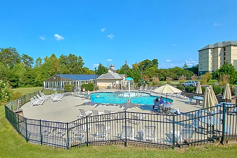 Modern 2 Bedroom Condo with Pool Access Sleeps 6 - Mountain View 2102