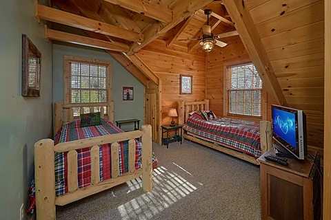 Beautiful 5 Bedroom Cabin Sleeps 20 - Mystic Ridge