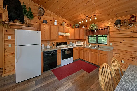 Cabin with full Kitchen and Dining Area - One More Night