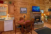 1 Bedroom Cabin with a Dining Room Table