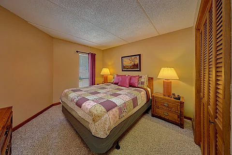 Queen Bed 2 Bedroom Condo - Our Mountain Home