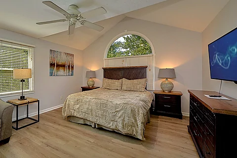 Spacious King Bedroom with TV and WiFi - Palmer's Place