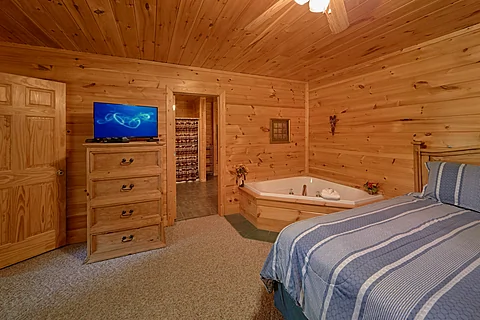 Private Queen Bedroom with Jacuzzi Tub - Radiant Ridge