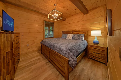 King Bedroom 4 Bedroom Cabin Pigeon Forge - Rainbow Valley Retreat