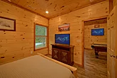 Two Bedroom Cabin with Queen Bed and Cable TV