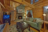 Cozy 1 Bedroom Honeymoon Cabin Sleeps 2