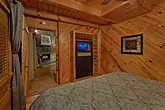Cozy 1 Bedroom Honeymoon Cabin Sleeps 2