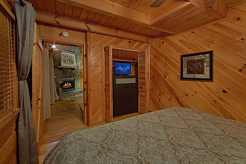 Cozy 1 Bedroom Honeymoon Cabin Sleeps 2 - Restin Easy