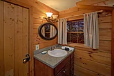 Cozy 1 Bedroom Honeymoon Cabin Sleeps 2