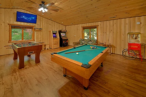 Game Room with Pool Table and  Games - River Adventure Lodge