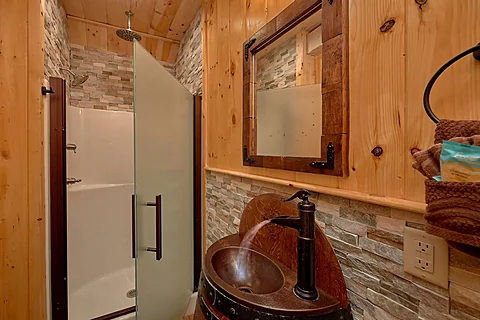 Luxurious Bathrooms in cabin on the River - River Mist Lodge