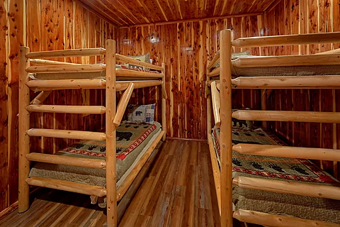 River Cabin with 2 sets of Twin Bunk Beds - River Mist Lodge