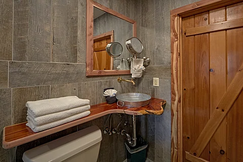 Luxurious Master Bathroom in cabin on river - River Pleasures