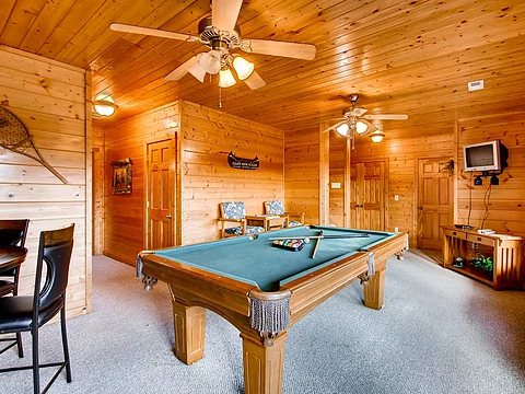 2 bedroom cabin with a pool table downstairs - Rocky Top Joy
